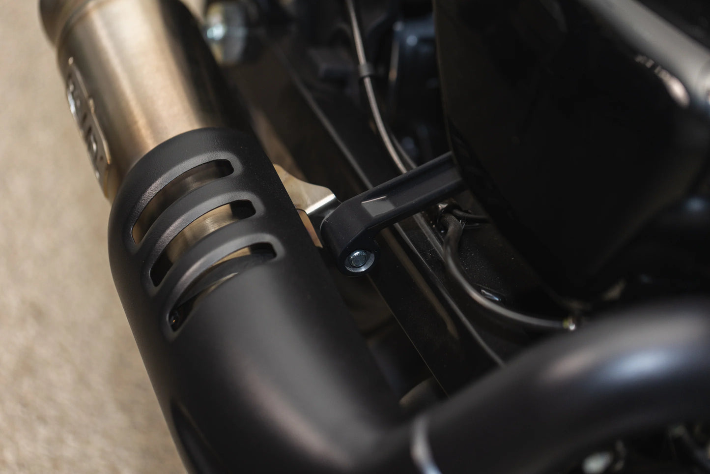 Rowdy Slip-On Exhaust System Harley Davidson Nightster RH975