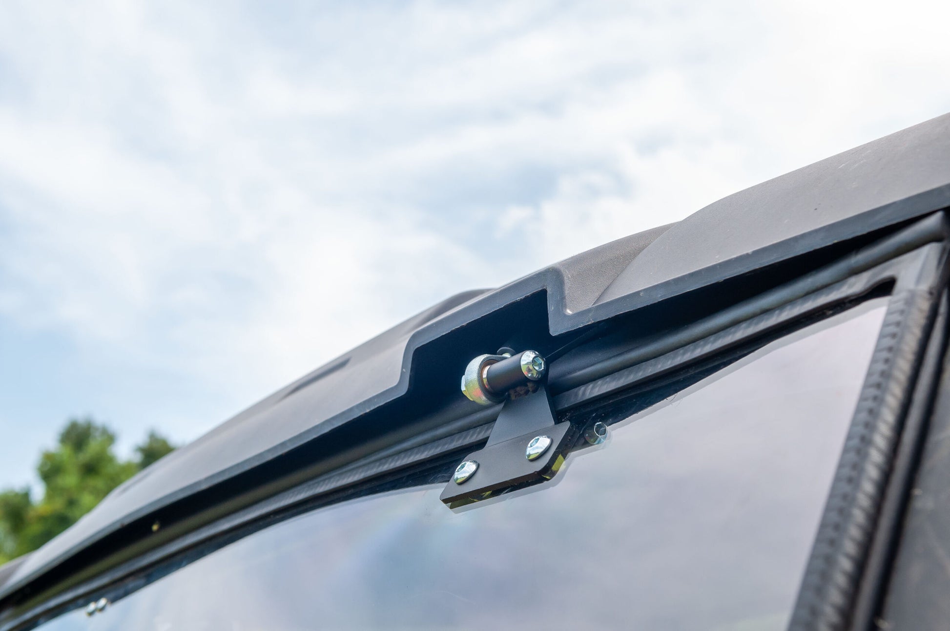 Seizmik Flip-Up Vented Windshield (Scratch Resistant Polycarbonate) Can-Am Defender - Adventure Parts