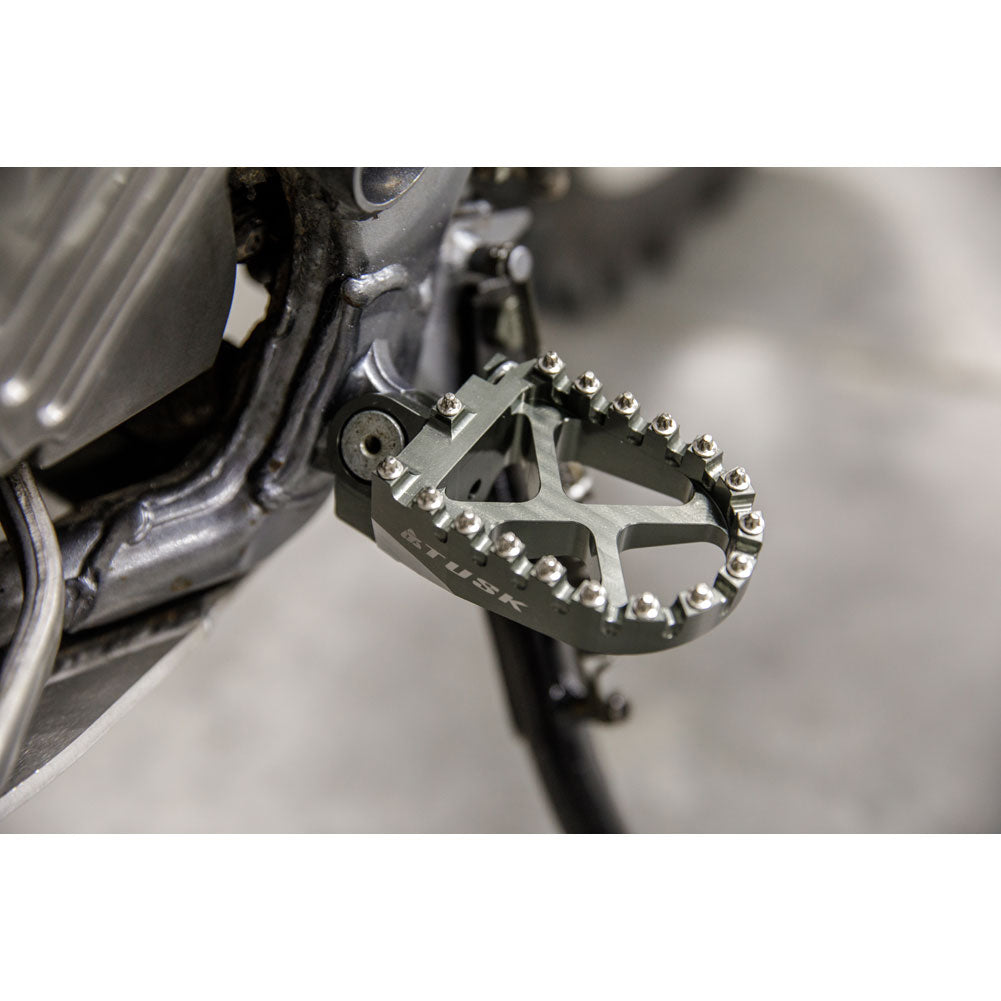 Tusk Billet Race Foot Pegs Suzuki RM125 1991–2002 - Adventure Parts
