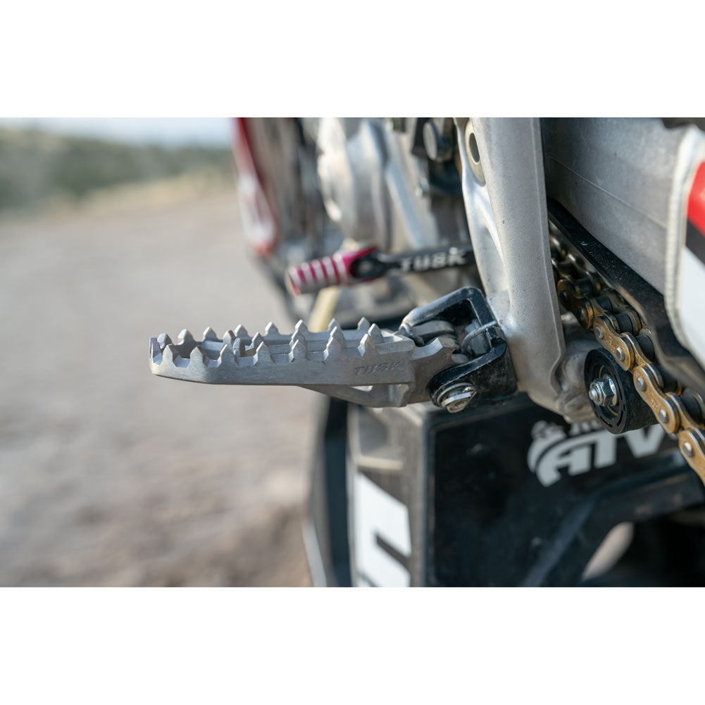 Tusk Blitz Titanium Moto Foot Pegs Jet Fuel Honda Transalp XL750 2024–2025 - Adventure Parts