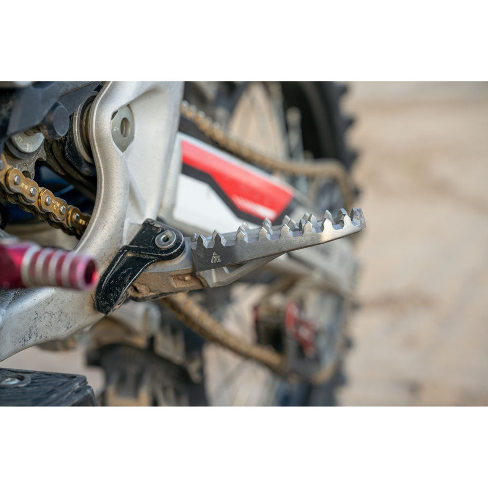 Tusk Blitz Titanium Moto Foot Pegs Jet Fuel Honda Transalp XL750 2024–2025 - Adventure Parts