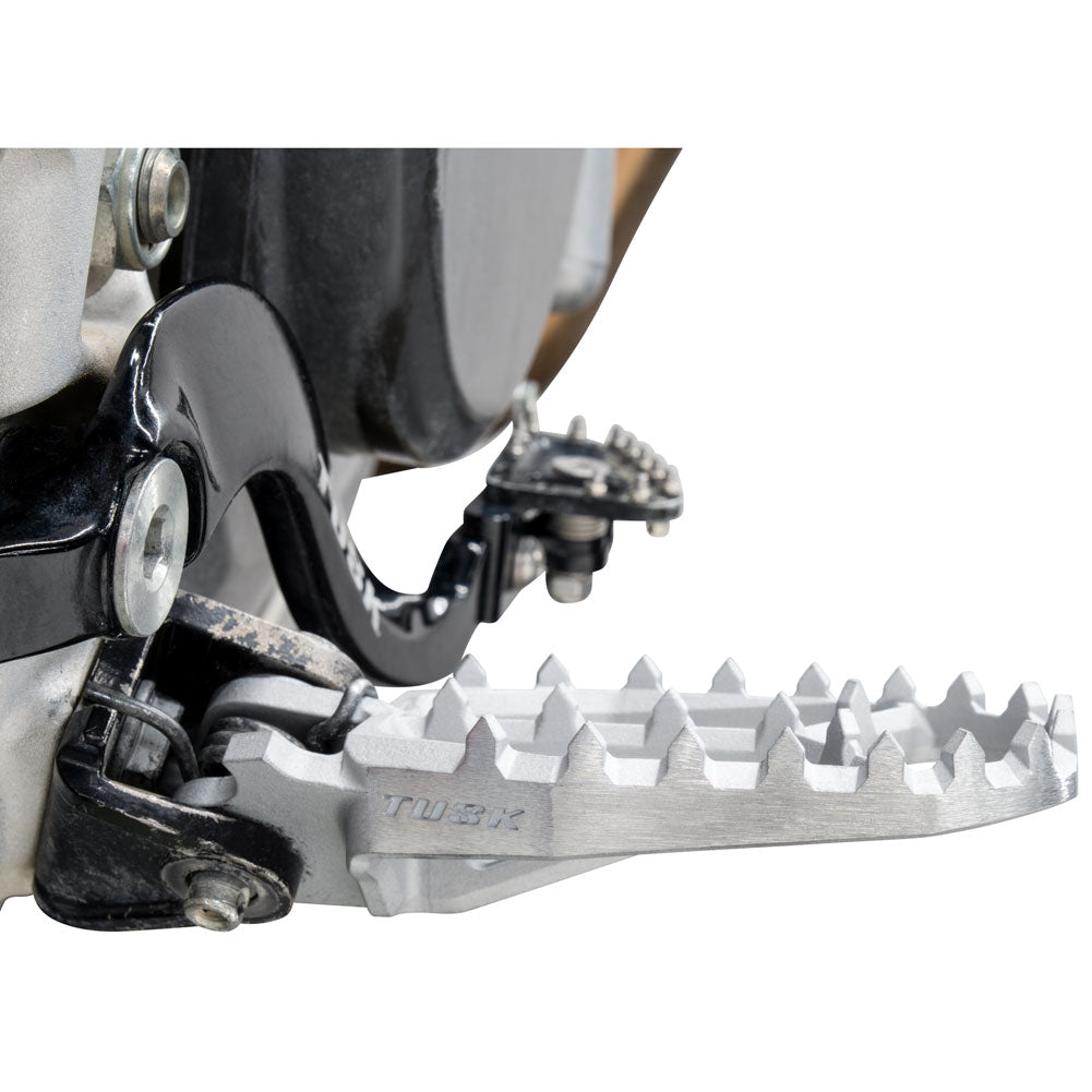 Tusk Blitz Titanium Moto Foot Pegs Jet Fuel Honda Transalp XL750 2024–2025 - Adventure Parts